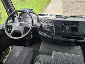 Deska rozdzielcza i stanowisko kierowcy — MAN 12.220 TGL Koelwagen Carrier z 2014 roku