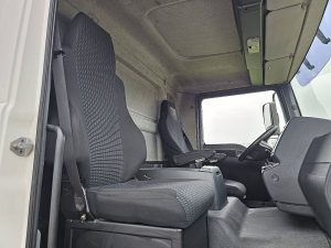 Wnętrze kabiny — MAN 18.340 TGM AIRCO TAILLIFT z 2013 roku