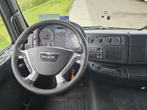 Deska rozdzielcza i stanowisko kierowcy — MAN 18.340 TGM AIRCO TAILLIFT z 2013 roku