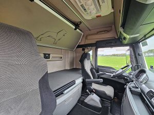 Fotele i leżanka w kabinie — MAN 18.430 TGX z 2020 roku