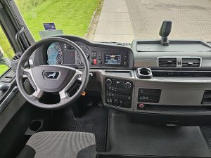 Deska rozdzielcza i stanowisko kierowcy — MAN 18.430 TGX z 2020 roku