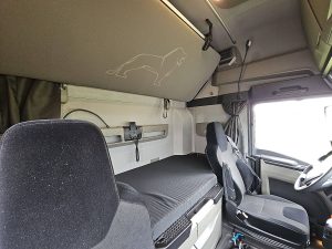 Fotele i leżanka w kabinie — MAN 18.520 TGX z 2024 roku