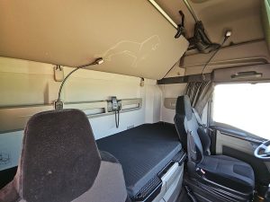 Fotele i leżanka w kabinie — MAN 18.520 TGX z 2024 roku