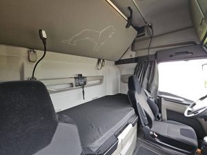 Fotele i leżanka w kabinie — MAN 18.520 TGX z 2024 roku