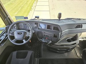 Deska rozdzielcza i stanowisko kierowcy — MAN 18.520 TGX z 2024 roku