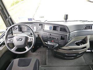 Deska rozdzielcza i stanowisko kierowcy — MAN 18.520 TGX z 2024 roku