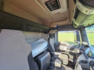 Fotele i leżanka w kabinie — MAN 26.420 TGS LX PTO INT. 6X2-4 ST z 2019 roku