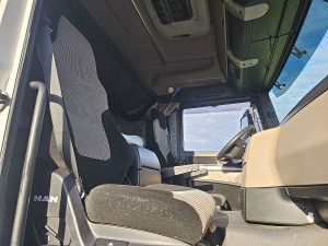 Wnętrze kabiny — MAN 26.420 TGS LX PTO INT. 6X2-4 ST z 2019 roku