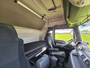 Fotele i leżanka w kabinie — MAN 26.500 TGX 6x2/2 BLS z 2017 roku