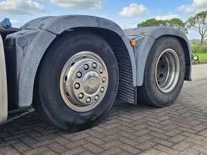 Opony z dobrym bieżnikiem — MAN 26.500 TGX 6x2/2 BLS z 2017 roku
