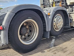 Opony z dobrym bieżnikiem, ujęcie 2 — MAN 26.500 TGX 6x2/2 BLS z 2017 roku