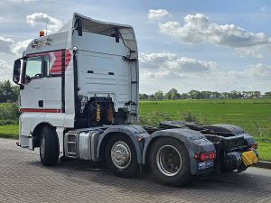 Strona kierowcy z tyłu — MAN 26.500 TGX 6x2/2 BLS z 2017 roku