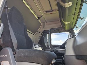 Wnętrze kabiny — MAN 26.500 TGX 6x2/2 BLS z 2017 roku