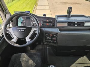 Deska rozdzielcza i stanowisko kierowcy — MAN 26.500 TGX 6x2/2 BLS z 2017 roku