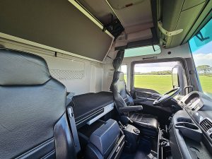 Fotele i leżanka w kabinie — MAN 26.560 TGX 6x2-4 Chassis z 2015 roku