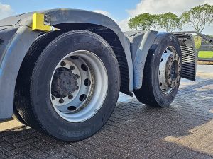 Opony z dobrym bieżnikiem — MAN 26.560 TGX 6x2-4 Chassis z 2015 roku