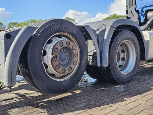 Opony z dobrym bieżnikiem, ujęcie 2 — MAN 26.560 TGX 6x2-4 Chassis z 2015 roku