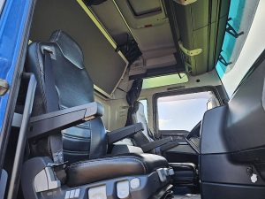 Wnętrze kabiny — MAN 26.560 TGX 6x2-4 Chassis z 2015 roku