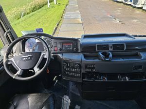 Deska rozdzielcza i stanowisko kierowcy — MAN 26.560 TGX 6x2-4 Chassis z 2015 roku