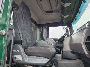 Wnętrze kabiny — MAN 35.400 TGS Schmitz Mulde 8x6 z 2015 roku