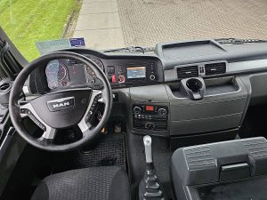 Deska rozdzielcza i stanowisko kierowcy — MAN 35.400 TGS Schmitz Mulde 8x6 z 2015 roku