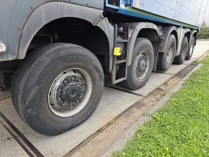 Opony z dobrym bieżnikiem, ujęcie 2 — MAN 49.460 TGS 10X8 BB 22M3 TIPPER z 2019 roku