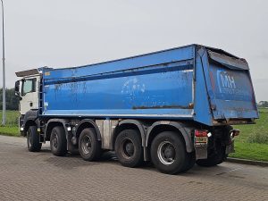 Strona kierowcy z tyłu — MAN 49.460 TGS 10X8 BB 22M3 TIPPER z 2019 roku