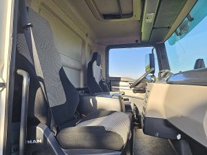 Wnętrze kabiny — MAN 8.220 TGL PTO AIRCO WB305 z 2018 roku