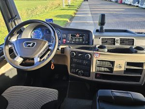 Deska rozdzielcza i stanowisko kierowcy — MAN 8.220 TGL PTO AIRCO WB305 z 2018 roku