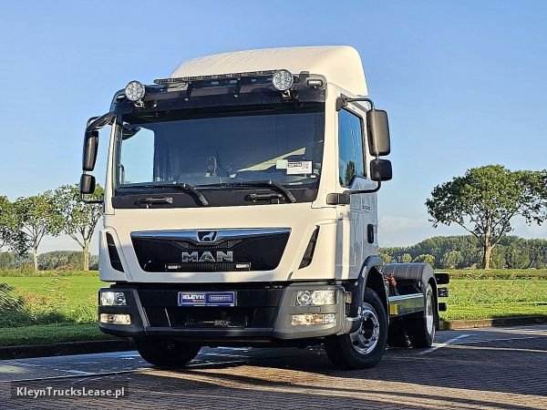 MAN 8.220 TGL PTO AIRCO WB305 z 2018 roku, podwozie z kabiną z zagranicy — przód pojazdu