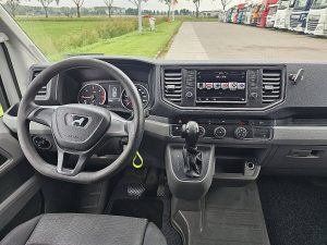 Deska rozdzielcza i stanowisko kierowcy — MAN TGE 3.180 z 2019 roku