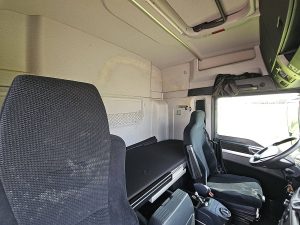 Fotele i leżanka w kabinie — MAN TGX 18.440 z 2016 roku