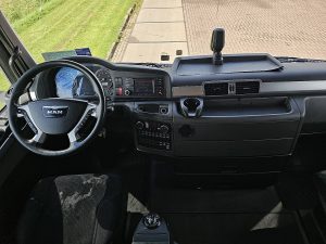 Deska rozdzielcza i stanowisko kierowcy — MAN TGX 18.440 z 2016 roku