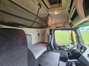 Fotele i leżanka w kabinie — Mercedes-Benz ACTROS 1840 z 2013 roku