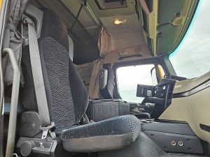 Wnętrze kabiny — Mercedes-Benz ACTROS 1840 z 2013 roku