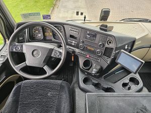 Deska rozdzielcza i stanowisko kierowcy — Mercedes-Benz ACTROS 1840 z 2013 roku