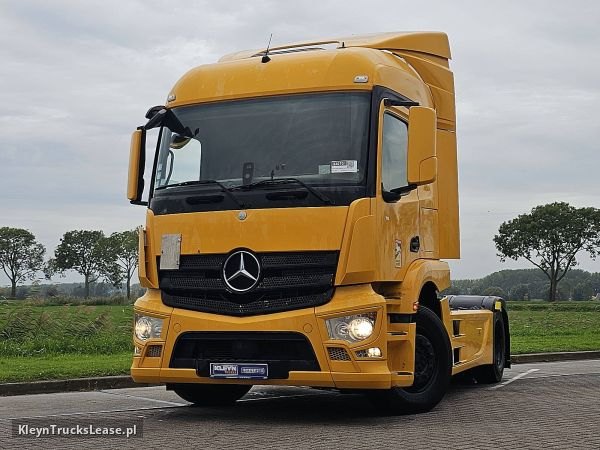 Mercedes-Benz ACTROS 1840 z 2013 roku, ciągnik siodłowy z zagranicy — przód pojazdu