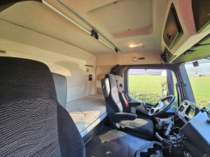 Fotele i leżanka w kabinie — Mercedes-Benz ACTROS 1840 ADR EXIII  FL OX AT z 2016 roku
