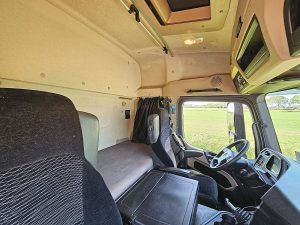 Fotele i leżanka w kabinie — Mercedes-Benz ACTROS 1843 z 2014 roku