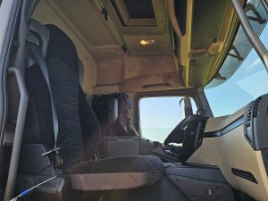 Wnętrze kabiny — Mercedes-Benz ACTROS 1843 z 2014 roku