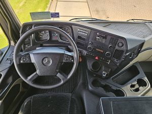 Deska rozdzielcza i stanowisko kierowcy — Mercedes-Benz ACTROS 1843 z 2014 roku