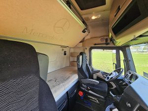 Fotele i leżanka w kabinie — Mercedes-Benz ACTROS 1845 LS z 2015 roku