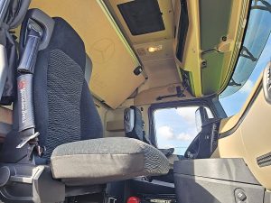 Wnętrze kabiny — Mercedes-Benz ACTROS 1845 LS z 2015 roku