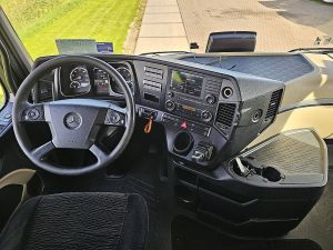 Deska rozdzielcza i stanowisko kierowcy — Mercedes-Benz ACTROS 1845 LS z 2015 roku