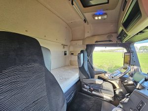 Fotele i leżanka w kabinie — Mercedes-Benz ACTROS 2553 6x2*4 z 2020 roku
