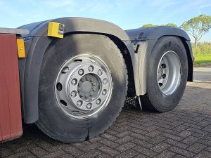 Opony z dobrym bieżnikiem — Mercedes-Benz ACTROS 2553 6x2*4 z 2020 roku