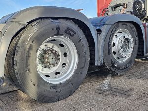 Opony z dobrym bieżnikiem, ujęcie 2 — Mercedes-Benz ACTROS 2553 6x2*4 z 2020 roku