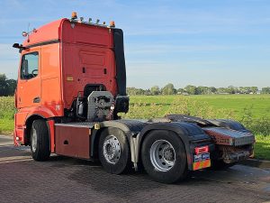 Strona kierowcy z tyłu — Mercedes-Benz ACTROS 2553 6x2*4 z 2020 roku