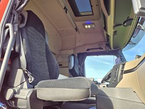 Wnętrze kabiny — Mercedes-Benz ACTROS 2553 6x2*4 z 2020 roku