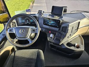 Deska rozdzielcza i stanowisko kierowcy — Mercedes-Benz ACTROS 2553 6x2*4 z 2020 roku
